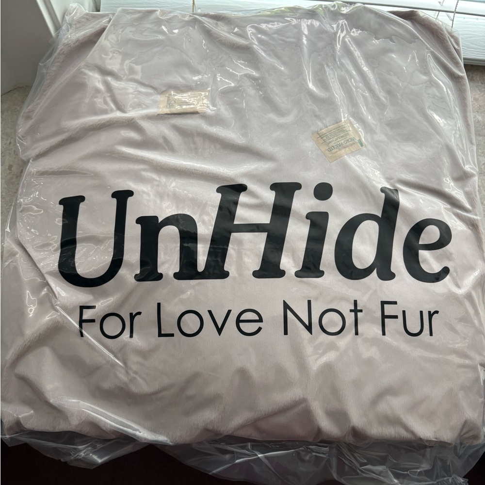 ❤️ NWT / Unhide / Squish pillow / pink